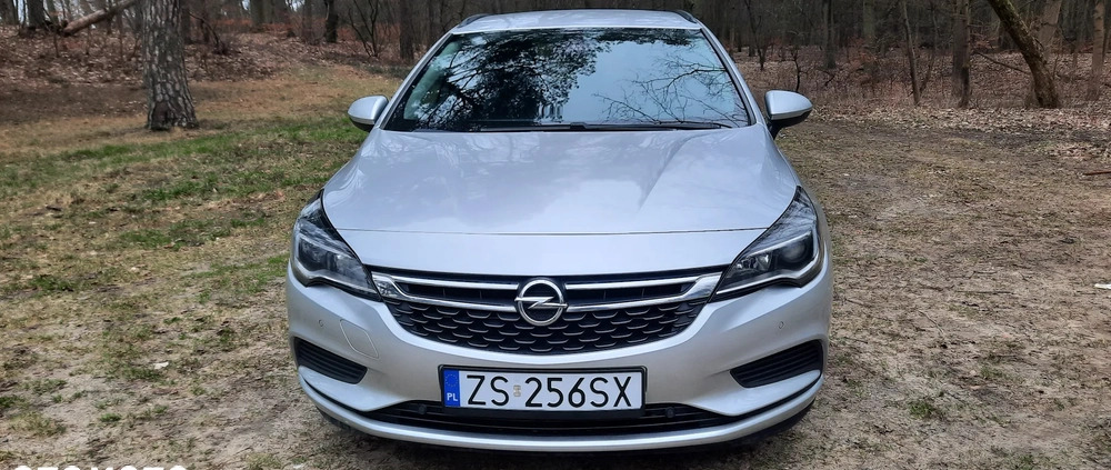 Opel Astra cena 33000 przebieg: 131000, rok produkcji 2017 z Szczecin małe 121